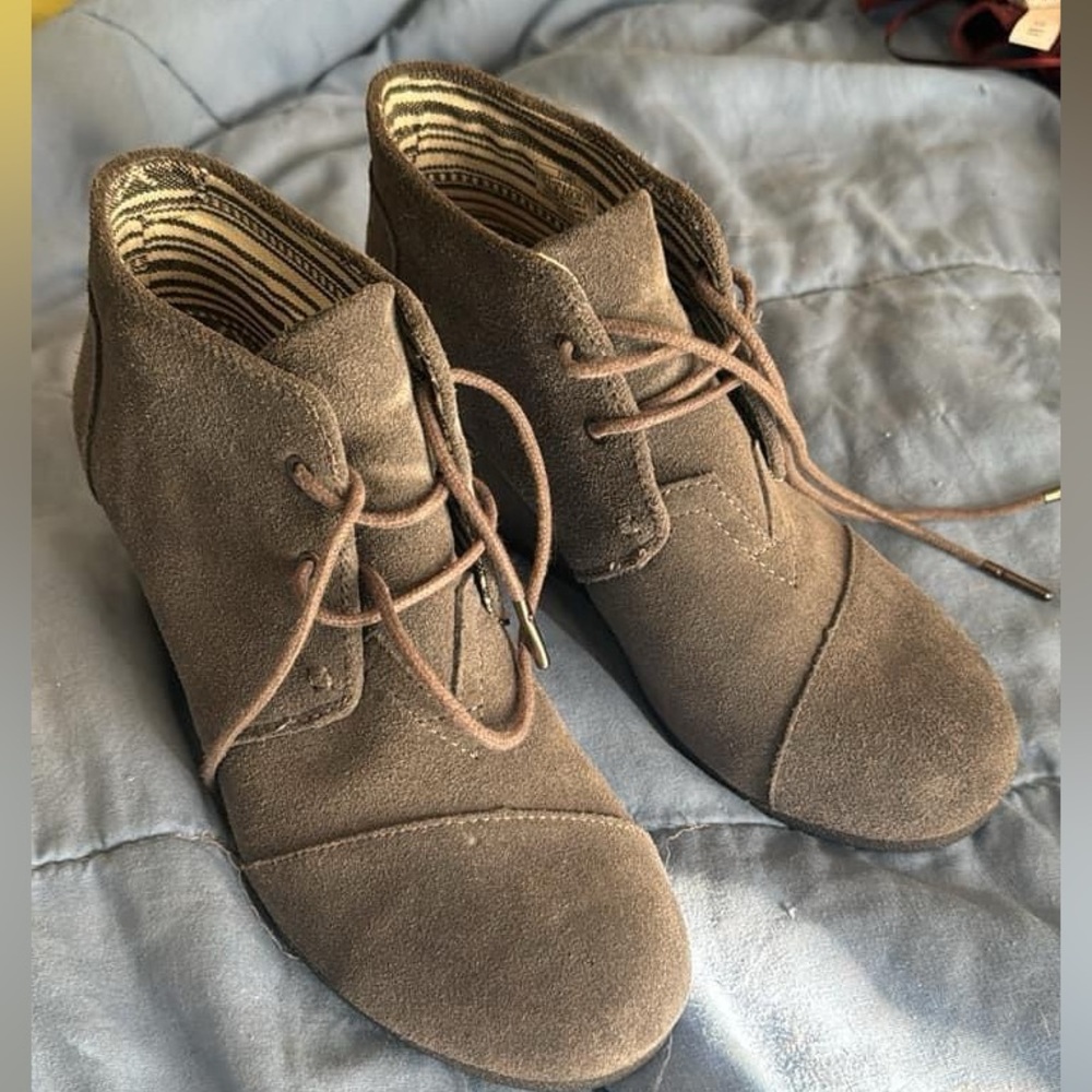 Tom’s Chelsea Wedges Grey Suede